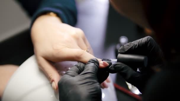 W gabinecie kosmetycznym - palce, paznokcie i profesjonalny sprzęt do manicure — Wideo stockowe
