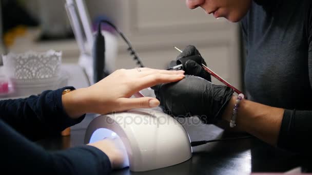 Manicura - maestro de uñas en máscara médica haciendo manicura profesional — Vídeo de stock