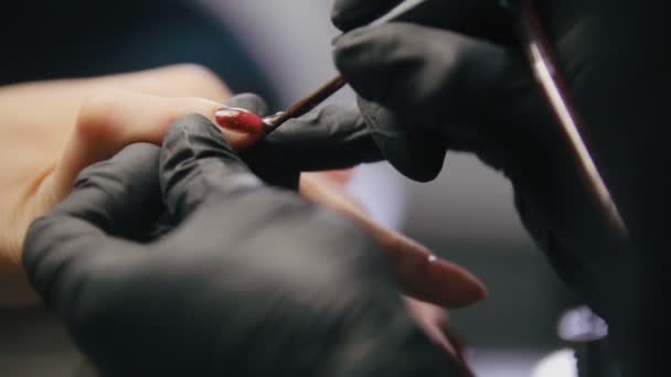 Manicure no salão de beleza - master deals polonês nas unhas — Vídeo de Stock