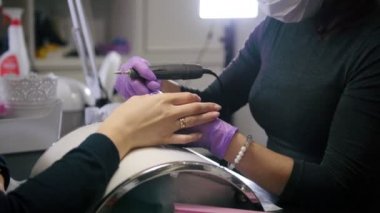 Çivi - kadın parlatma makro görünümü almak profesyonel manikür Güzellik Salonu