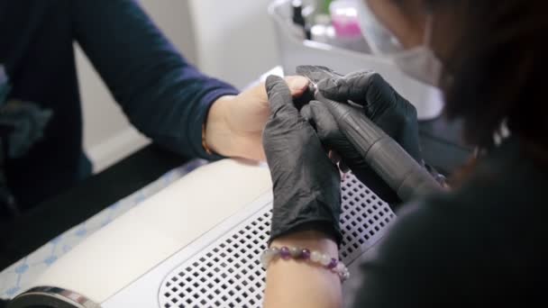 Manucure professionnelle - maître des ongles en institut de beauté - vue de dessus — Video
