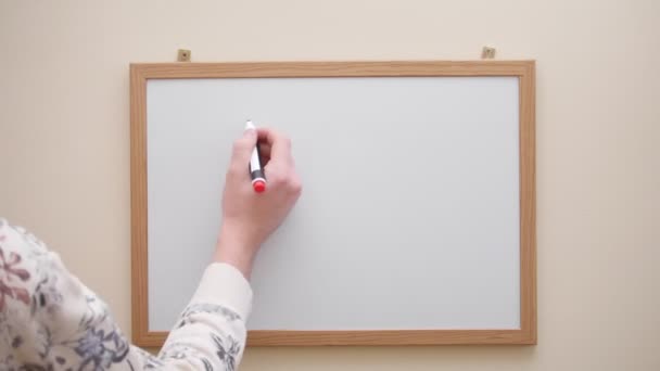 El ile yazma ve beyaz tahta üzerinde enerji formül silme işareti — Stok video