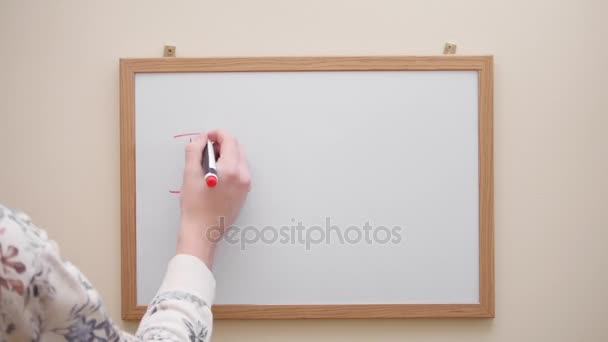 Main avec marqueur écriture et dessin symboles et lettres sur tableau blanc — Video