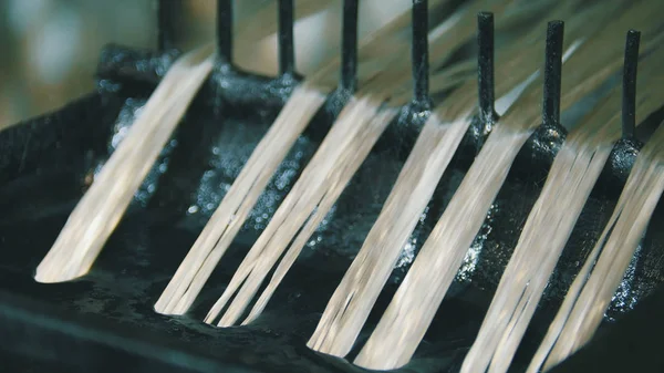 Producción de refuerzo de fibra de vidrio - el cable pasa a través del aceite del motor - vista superior —  Fotos de Stock