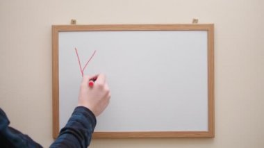 El ile yazma ve beyaz tahta üzerinde rock yazıt silme işareti