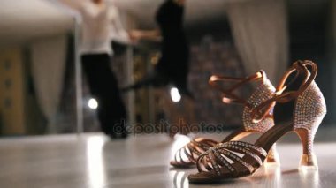 Bulanık profesyonel erkek ve kadın Latin dans kostümleri stüdyo, ön yerinde balo salonu dans