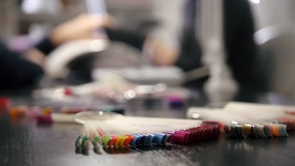 Nagels - professionele manicure in schoonheidssalon polijsten — Stockvideo