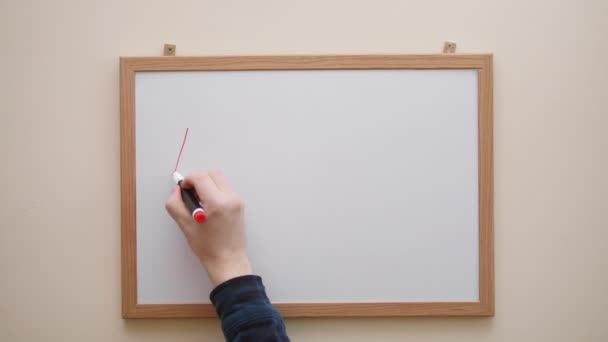 Рука с маркером написания и стирания надписи Урок один на белой доске — стоковое видео