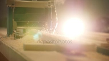 Elektrikli testere ile bir tahta kesme işlemi