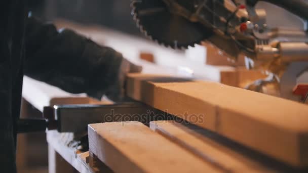 Serra circular serrar uma tábua de madeira em marcenaria — Vídeo de Stock