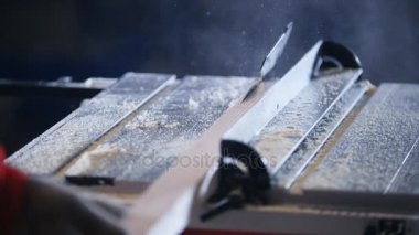 Ahşap tahta daire testere için geliyor, yakın çekim
