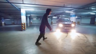 Akrobatik adam ağır çekim çekim hileci vasıl yer altı otoparkı gerçekleştirir