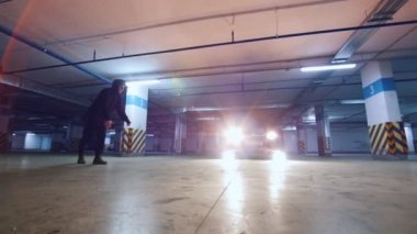 Genç erkek jimnastikçi takla yer altı otoparkı - yavaş hareket, atlama