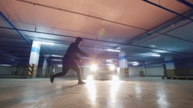 Genç acrobat adam athlet hileci vasıl yer altı otoparkı gerçekleştirir
