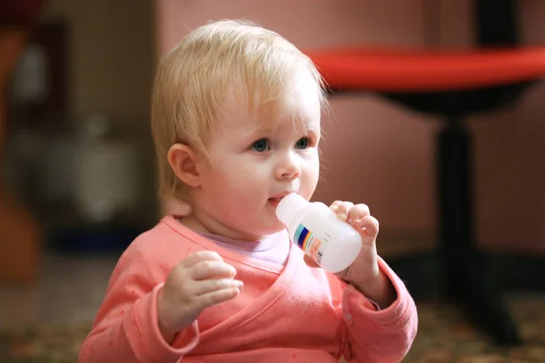 Baby flicka småbarn äter vitaminer eller piller hemma — Stockfoto