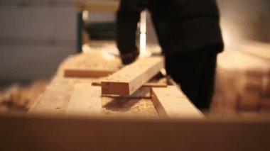 Testere ile kesme ve parlatma Yel değirmeninin kola bir tahtaya alt denetim işlemi