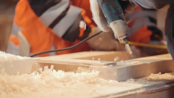 Trabalhadores da construção desaparafusar e remover um parafuso com chave de fenda — Vídeo de Stock