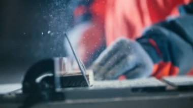 Dairesel elektrik ile ahşap tahta kesme işlemi gördüm, ayrıntı istenilen şekil hazırlanması
