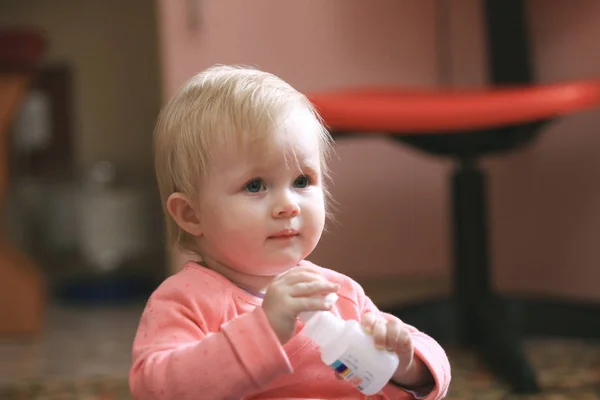 Baby flicka småbarn äter vitaminer eller piller hemma — Stockfoto