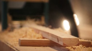 Yel değirmeninin kola bir tahtaya kesme işlemi