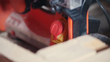 Fabrikada çalışan makineyi Durdur düğmesine basarak açar