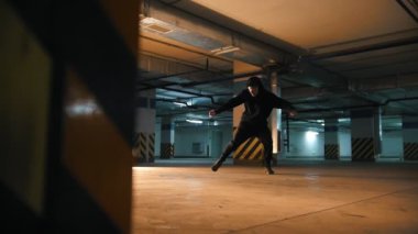 Adam freerunner atlar, takla ve stunts, parkour bir dizi akrobatik elemanları, ağır çekim yapıyor