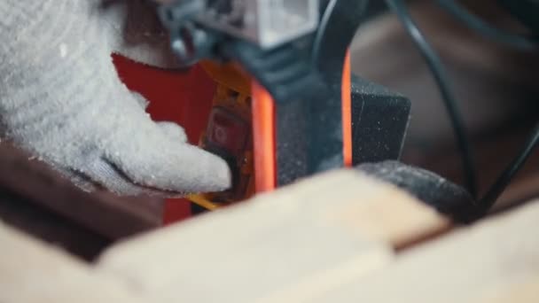 Werknemer in de fabriek start en schakelt de machine door te drukken op starten en stoppen van de knoppen — Stockvideo