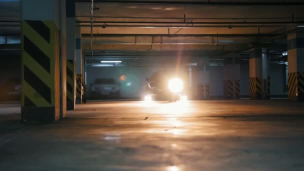Homem freerunner fazendo lançamentos laterais na garagem, elementos acrobáticos parkour — Vídeo de Stock
