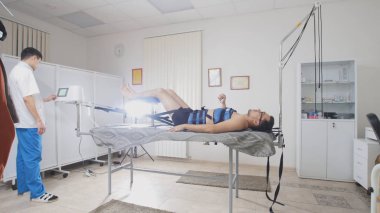 Doktor germe omurga, chiropractic, Asya Tibet Tıp prosedürü yürütmektedir