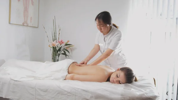Tibetian massage in de spa salon voor jonge vrouw — Stockfoto