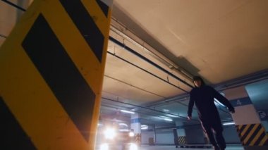Garaj, parkour akrobatik öğeleri, ağır çekim duvarından bir flip yapıyor freerunner şık genç adam