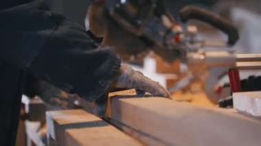 İşçi marangoz bıçkılar Sanayi Fabrikası ahşap bir gemide testere ile kesme
