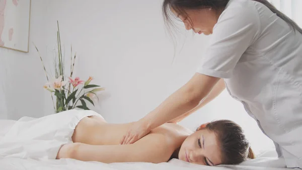 Tibetansk massage i spasalong för ung kvinna — Stockfoto
