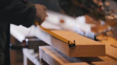 Ölçme ve kesmek hazırlama kurulu işaretleme işçisi