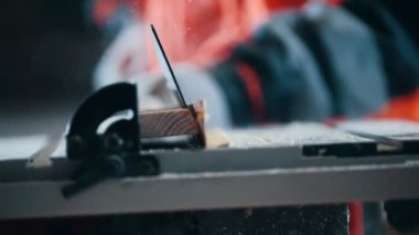 Dairesel elektrik ile ahşap tahta kesme işlemi gördüm, istenen ayrıntı formu hazırlanması
