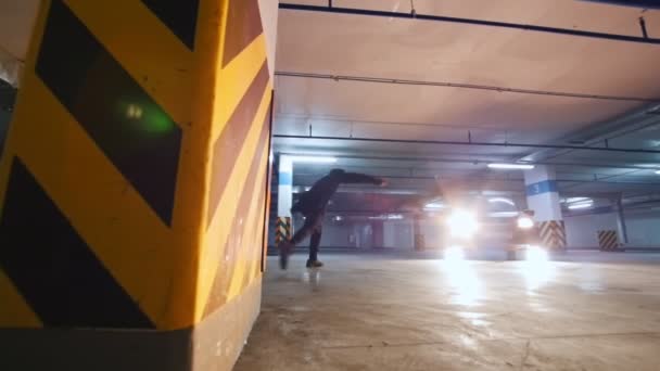 Guy Freerunner haciendo una serie de saltos, saltos mortales y acrobacias, elementos acrobáticos parkour, cámara lenta — Vídeo de stock