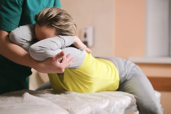 Dokter osteopaat hebben manuele therapie voor de dames hals — Stockfoto