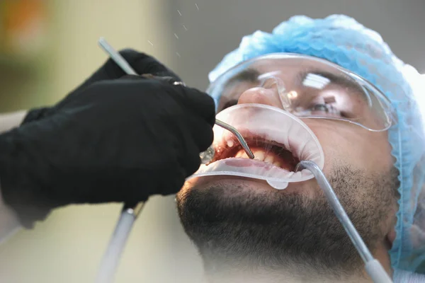 Ο ασθενής άνθρωπος στη θεραπεία Οδοντίατροι — Φωτογραφία Αρχείου