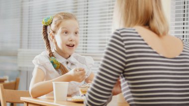 PIGTAIL Cafe - annesi ile kız teen sürpriz geliyor