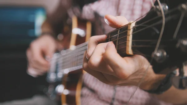 Músico masculino toca la guitarra, las manos cierran — Foto de Stock
