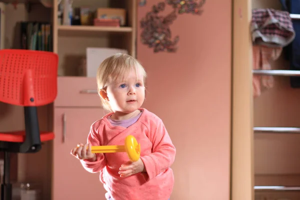 Baby flicka småbarn med leksaker hemma — Stockfoto