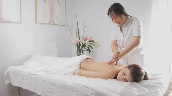 Tibetian massage in de spa salon voor jonge vrouw — Stockfoto