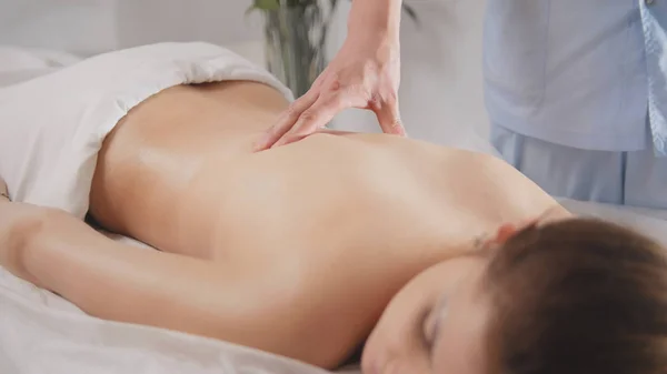 Junge Frau Modell erhält entspannende Massage im Wellnessbereich — Stockfoto