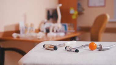 Nörolog, tıbbi araçlar ön planda, iskelet tablo modelleri dolap