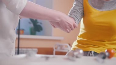 Doktor bir sıva hasta el koyar.