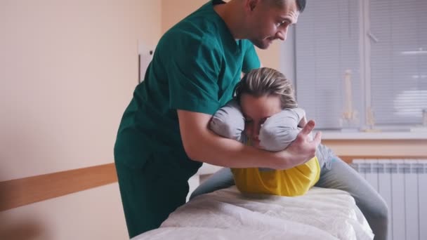 Manual terapeuta massagear uma jovem mulher torcendo e dobrando as costas — Vídeo de Stock