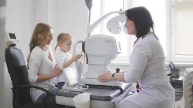 Doktor optometrist kontrol küçük kızlar vizyon - çocuk göz hastalıkları Kliniği