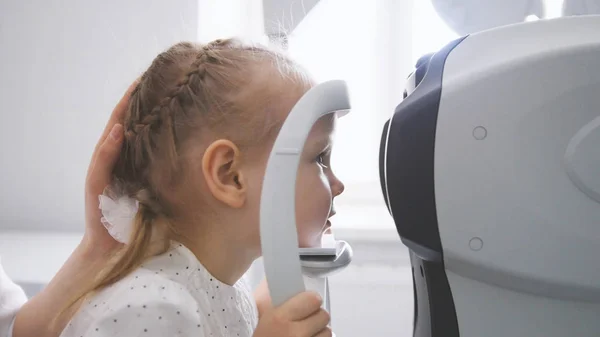 Çocuk göz hastalıkları - optometrist Childs Eye denetler