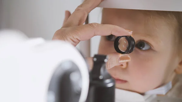 Söta barn i oftalmologi klinik - optiker diagnos liten blond flicka — Stockfoto