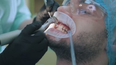 Diş hekimleri tedavi hasta adam